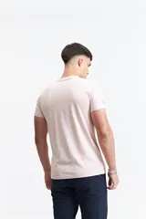 Remera verde con escote en V y logo bordado en el pecho.