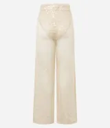 Pantalón femenino estilo pantalona de corte amplio, color beige claro, con superposición de lentejuelas y forro interior tipo bombacha cavada.