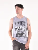 Musculosa gris con estampado de Nueva York en el frente.