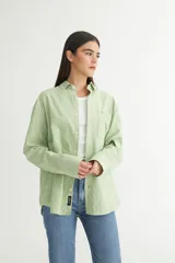 Camisa de algodón color verde con cuello solapa clásico y bolsillo en el pecho, de calce oversize.
