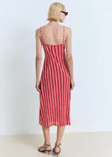 Vestido midi de tirantes finos ajustables, con escote de pico y detalle fruncido en la parte frontal del busto. Presenta un estampado de rayas verticales rojas y beige.
