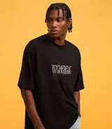 Remera negra de corte boxy con estampa frontal de Gasparin psicodélico.