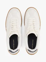 Zapatillas Tommy Hilfiger modelo Heritage, color blanco con detalles en azul marino en el talón y logo bordado en el lateral. Suela de goma color caramelo.