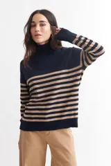 Sweater de poliéster, viscosa y lana, a rayas horizontales color azul marino y beige, con cuello alto.