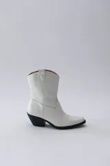 Bota texana de cuero negro con bordados en el lateral y taco bajo.