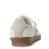 Zapatillas deportivas acordonadas color beige con suela marrón.