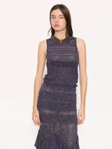 Musculosa azul con tejido de punto calado y detalles de hilo metálico.