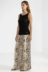 Musculosa negra de tejido de punto con lurex, escote redondo y corte ajustado.