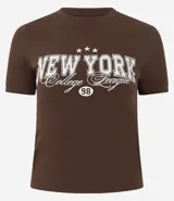 Remera marrón de algodón con cuello redondo y mangas cortas. Estampa frontal con letras blancas que dicen "New York College League 98".