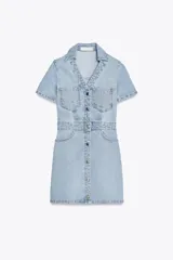 Vestido corto de denim celeste, con cuello solapa, escote en pico y mangas cortas. Tiene bolsillos delanteros y traseros, y cierre frontal con botones metálicos.
