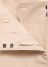 Pantalón de vestir color beige, de tiro medio y corte recto. Confeccionado en algodón con forro interior de poliéster. Presenta trabillas, dos bolsillos laterales y cierre oculto de botón, gancho y cremallera.