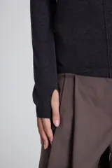 Sweater gris con capucha y detalles de costura vertical, de fit ajustado y manga larga.