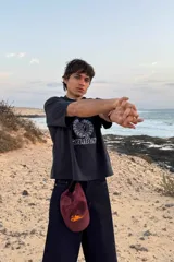 Remera de algodón color azul marino con cuello redondo acanalado. Presenta un estampado frontal en blanco que simula un escudo con las iniciales 'ff' rodeado de laureles y la palabra 'scuffers' debajo.