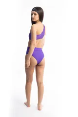 Top de bikini asimétrico, un hombro, con diseño color block en verde oliva y violeta.