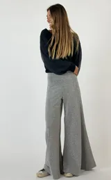 Pantalón oxford negro con lurex, tiro alto y corte acampanado.