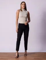 Pantalón negro de gabardina elastizada, marca Ruby Rd, corte recto. Tiene pretina ancha elastizada, bolsillos simulados en la parte delantera y bolsillos aplicados en la parte trasera.