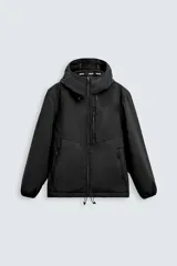 Cazadora negra de tejido técnico con interior de forro polar, cuello con capucha ajustable, manga larga, bolsillos con cremallera en pecho y cadera, bajo ajustable con elástico y cierre frontal con cremallera.
