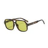 Lentes de sol unisex con marco cuadrado negro y lentes grises.