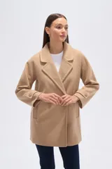 Tapado de poliéster color gris con cuello de solapa y cierre frontal de botones. Cuenta con mangas largas y un diseño de corte recto.