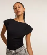 Blusa negra de viscosa con cuello redondo y sin mangas. Posee corte alargado en las sisas con pliegues en los hombros.