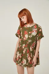 Vestido corto color naranja con estampado floral multicolor, de corte holgado y mangas cortas con volados.
