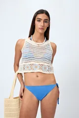 Bottom de bikini color azul con textura, corte clásico y tiras laterales para ajustar.