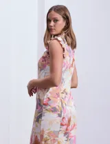 Vestido midi de crepe floral, con cuello a la base con volados, cintura entallada, espalda con abertura central y cierre invisible.