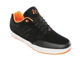 Zapatillas de skate negras con detalles en naranja, con logo de la marca en el lateral y suela blanca con borde naranja.