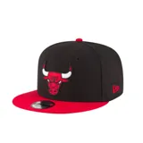 Gorra New Era negra con visera roja, logo de los Chicago Bulls bordado en el frente y logo de New Era bordado en el lateral.