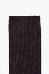 Calcetines altos color morado oscuro con hilo metalizado dorado y textura acanalada.