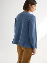 Saco azul de tejido de punto con textura combinada, frente abierto y mangas largas.