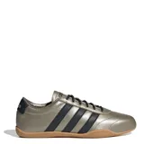 Championes Adidas Grand Court Lo color dorado con las tres tiras negras y suela de goma marrón.