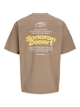 Remera color arena con estampado en el centro de la espalda con la inscripción "Sonoran Desert" en amarillo.