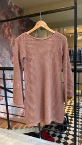 Vestido corto tejido en red color ladrillo con transparencia. Incluye un forro desmontable en jersey. Tiene mangas oxford y corte relajado.