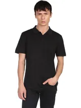Chomba negra de algodón con cuello clásico, tapeta de dos botones y mangas cortas.