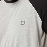Remera gris con mangas cortas raglán negras y cuello redondo.