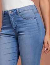 Jean skinny de tiro medio, color celeste, marca One Five One. Confeccionado en denim de algodón elastizado.
