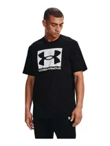 Remera color arena de Under Armour, con logo de la marca estampado en el pecho con patrón de camuflaje.
