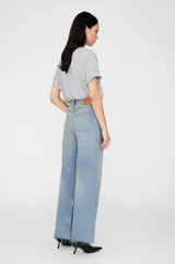 Remera gris de algodón con cuello redondo y estampado con letras negras.