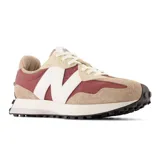 Championes urbanos New Balance modelo 327, color beige, marrón y bordó, con logo "N" característico en blanco en los laterales y suela de goma negra.