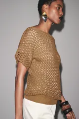 Top marrón de tejido crochet con cuello barco y manga corta.