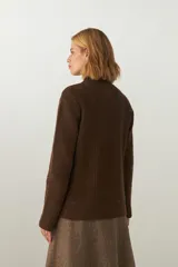 Sweater marrón de tejido de punto industrial, con cuello a la base.