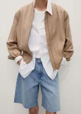 Short de jean de tiro medio, color celeste, con cierre de cremallera y botón, cinco bolsillos, diseño recto y bajo deshilachado.