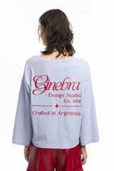 Remera blanca de manga larga con cuello redondo y pequeño logo estampado en el pecho y en la manga.