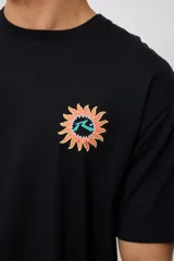 Remera negra de algodón con estampado en la espalda con el logo de Rusty Surf Company en forma de sol con motivos tribales en colores pastel.
