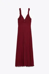 Vestido midi color borgoña con escote en V, tirantes anchos con detalle de nudo y falda plisada. Cierre trasero con cremallera oculta.