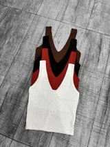 Top sin mangas con escote en V y pequeños strass plateados.