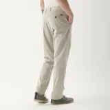 Pantalón chino clásico slim fit, color gris claro, con detalles de costura y bolsillos laterales.