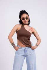 Top color borgoña con escote halter asimétrico y tiras finas que se atan al cuello.