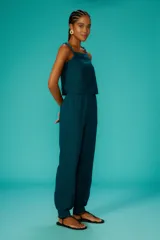 Blusa de breteles gruesos con detalle de cuentas redondas en los breteles.